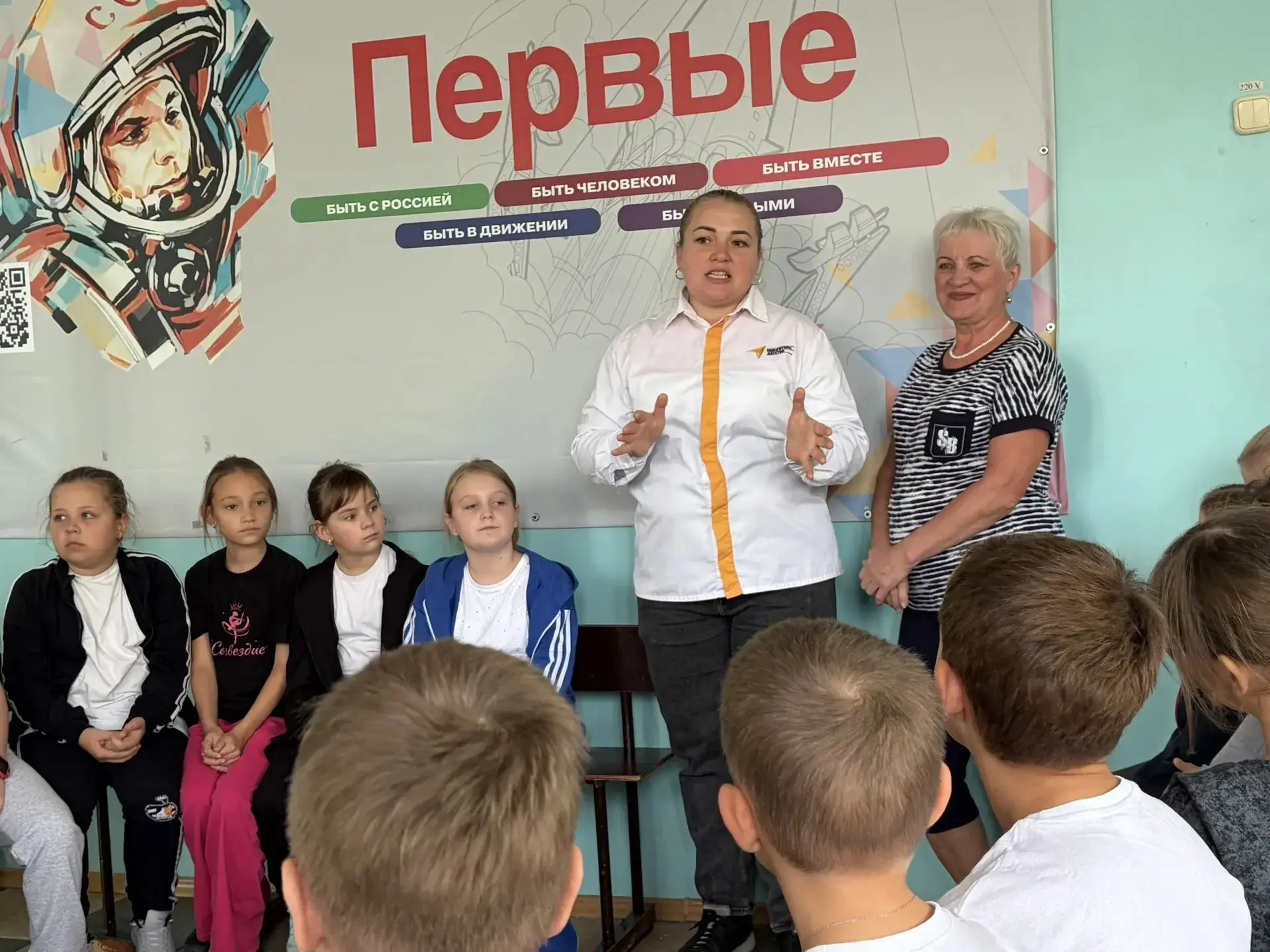 Советники директора по воспитанию Елизавета Щитковская и Юлия Кочнева вместе с ребятами...
