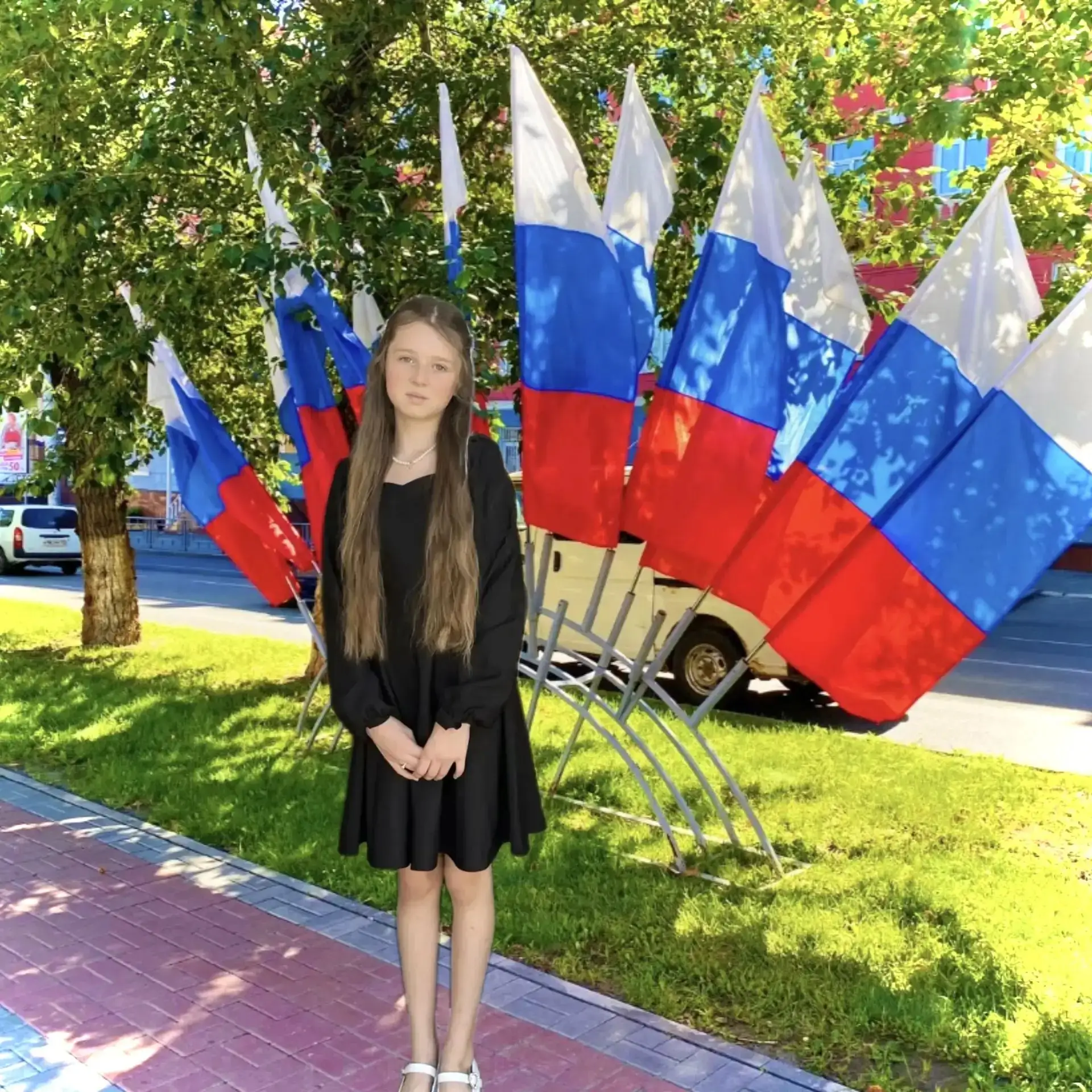 Глебова Лика ,ученица 7 "И" класса, участвует в  Акции ко Дню Российского флага