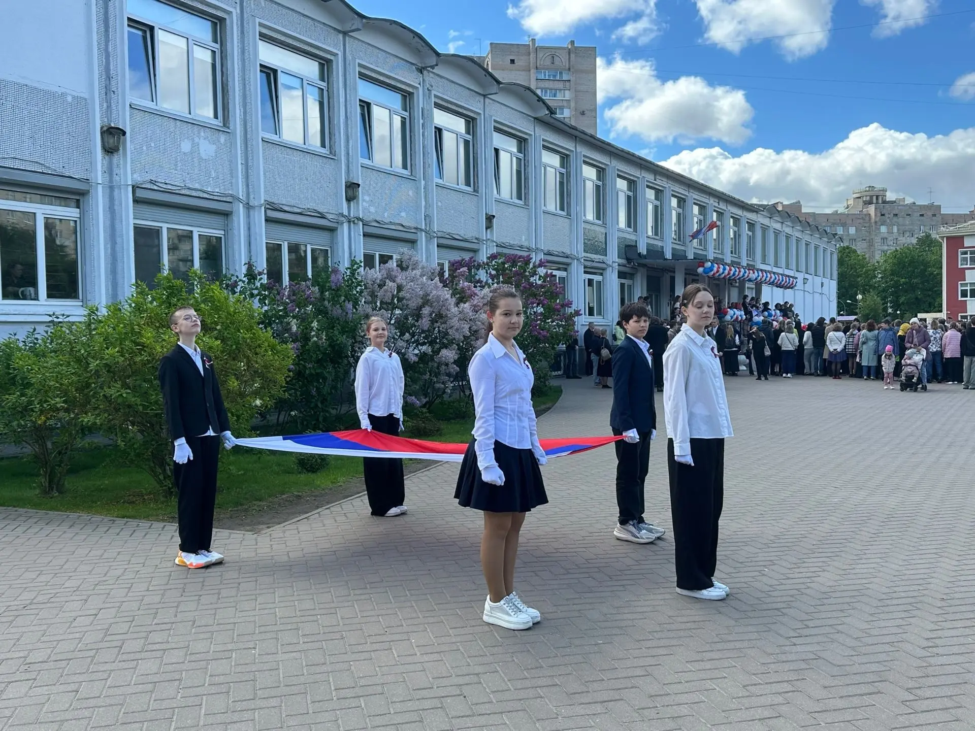 Привет, школа 👋  Ну вот и все! Прозвенел тот самый звонок 🛎  Сегодня в нашей школе было по-особенном