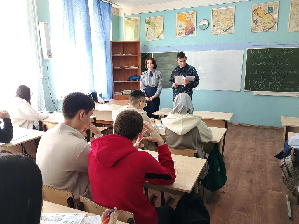🛡 Профориентация: путь в правоохранительные органы для 10-х классов!  На этой неделе в нашей школе с