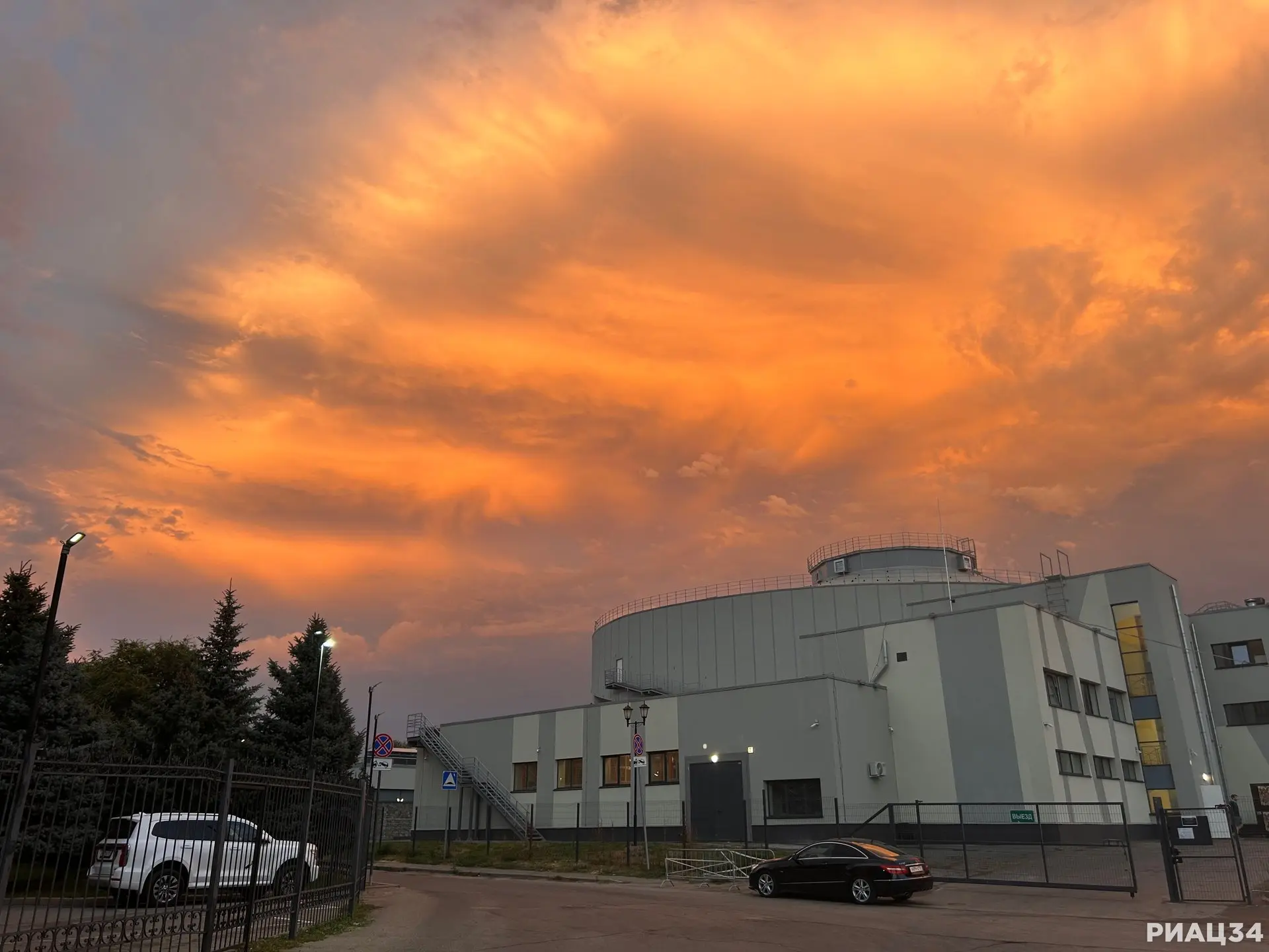 🌇 В Волгограде сегодня восхитительное закатное небо, достойное полотен великих живопис...