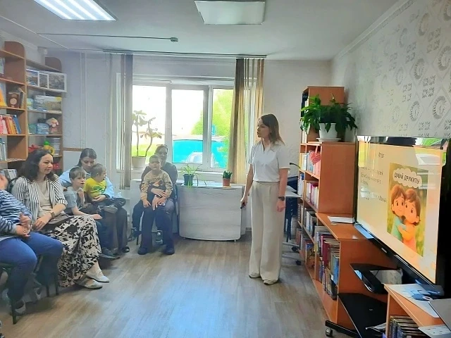 В библиотеке «Молодёжная» прошла тематическая беседа «Умеем дружить!», посвящённая Международному дн