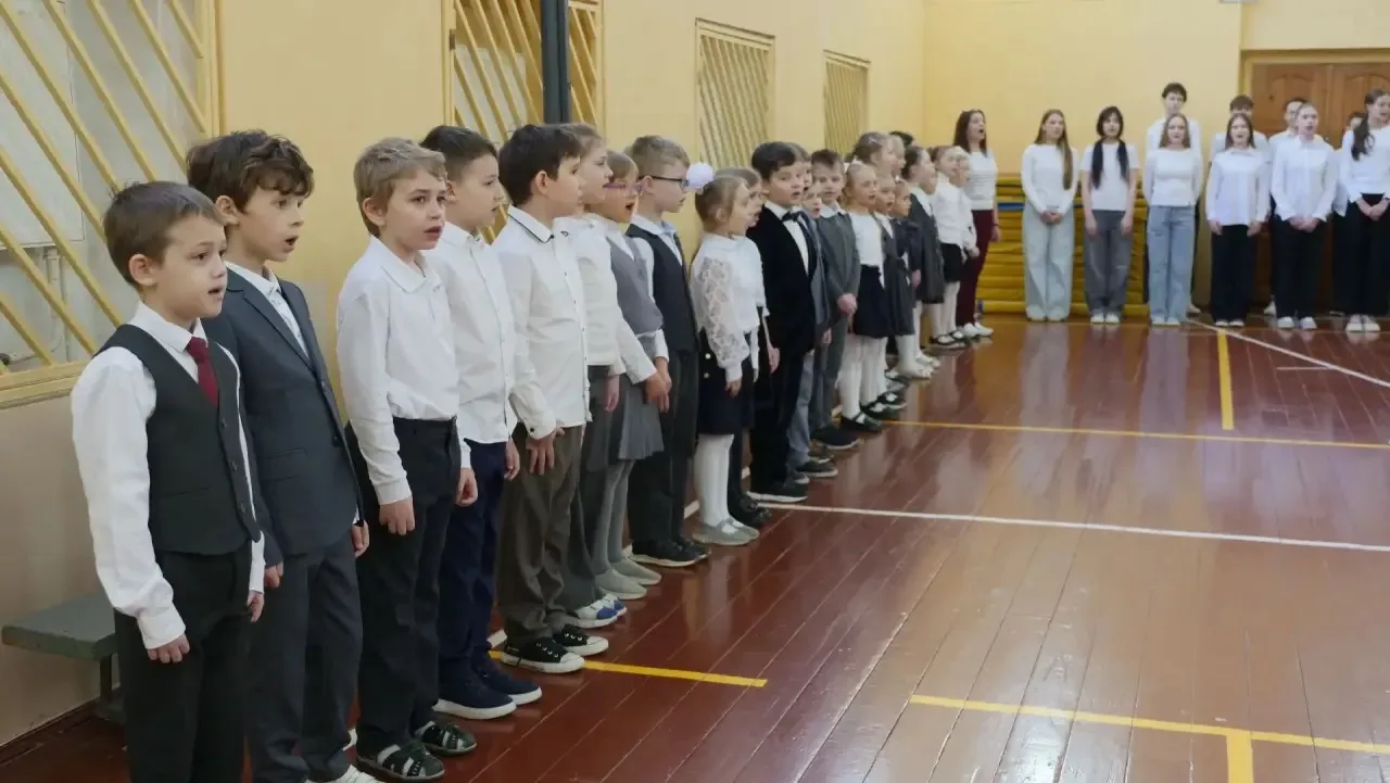 Подъём флага  🇷🇺 Утро понедельника началось с торжественной церемонии поднятия флага и исполнения ги