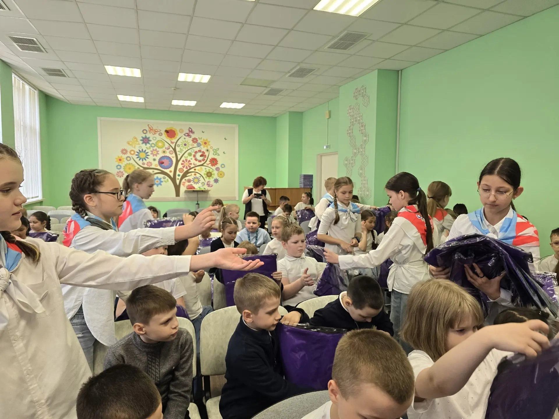 🇷🇺 Посвящение в Орлята России.  В школе прошла торжественная церемония посвящения учеников в «Орлята