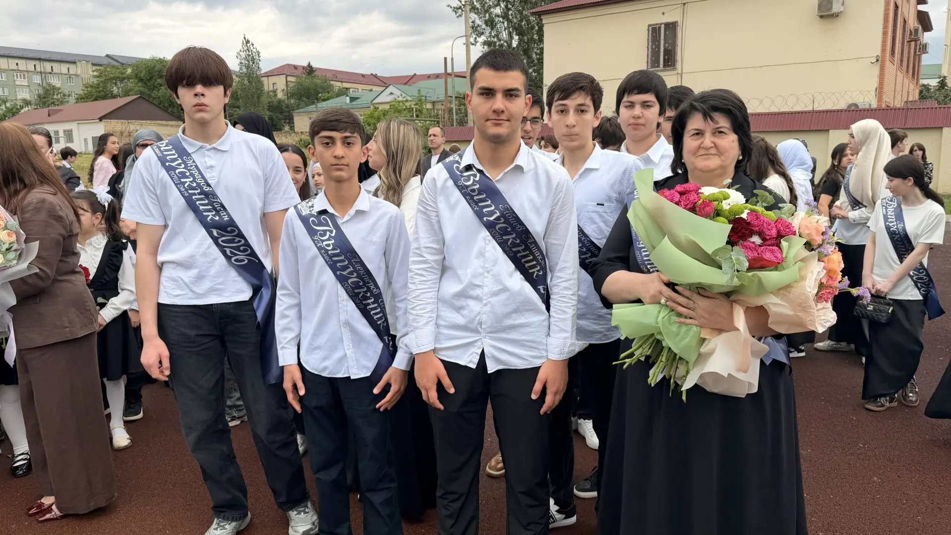 Девять лет — это только начало✨

Сегодня вы стоите на линейке — красивые, серьёзные, с лентами через