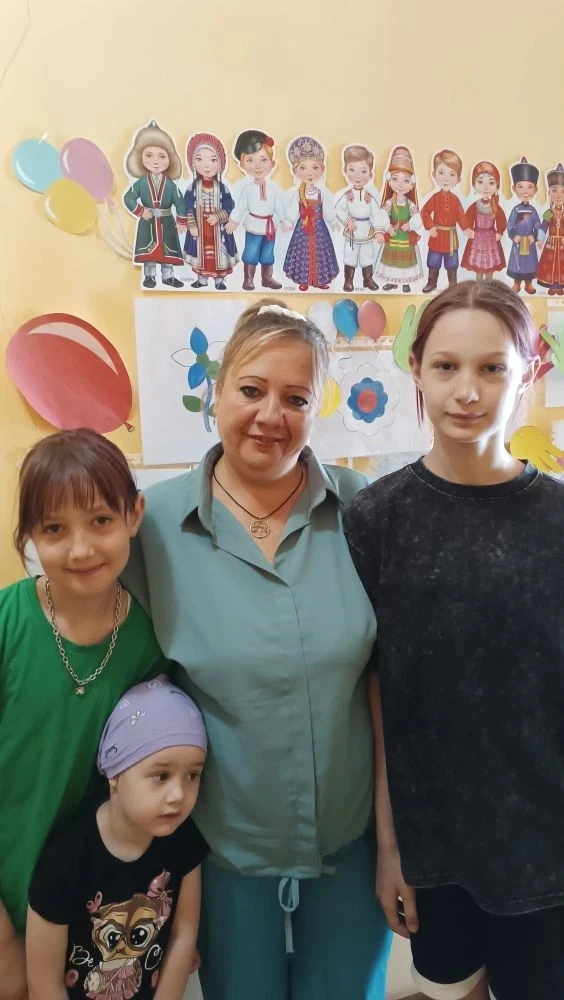 В Победовском сельском клубе 20 июня открылась выставка рисунков к Году единства народо...