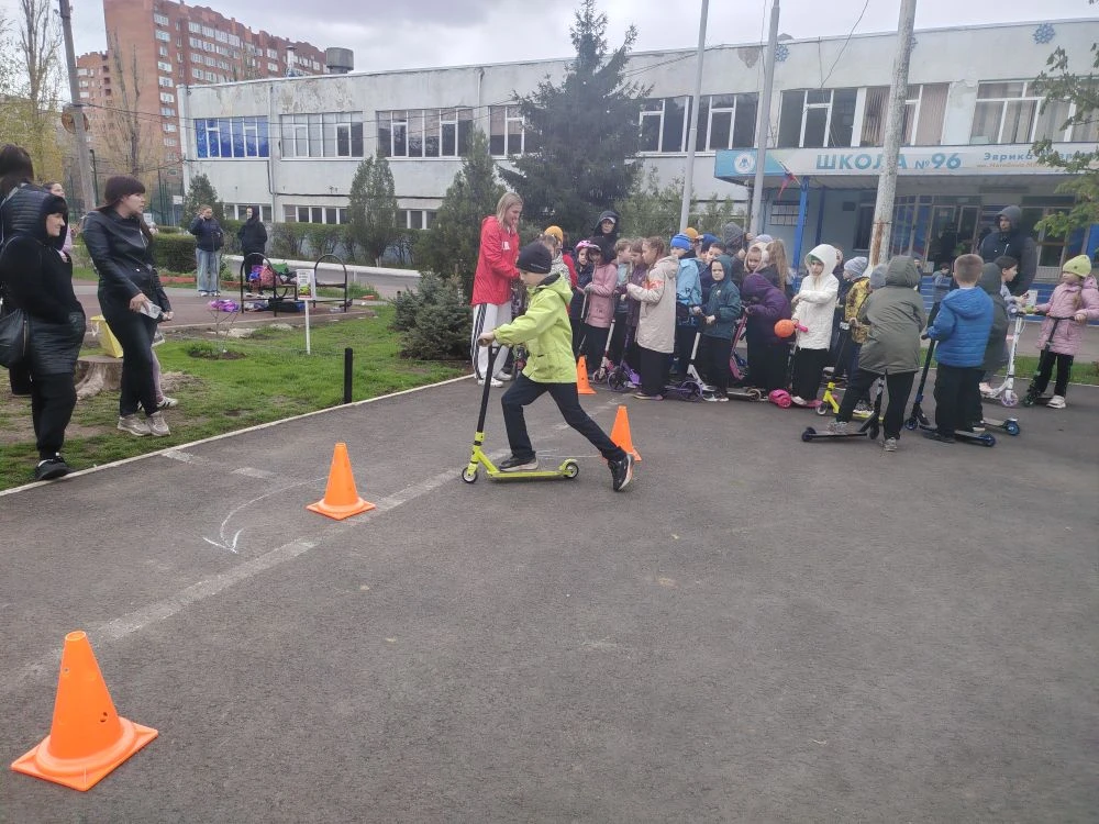 🛴НЕДЕЛЯ ФИЗИЧЕСКОЙ КУЛЬТУРЫ.💪 ПОЛОСА ПРЕПЯТСТВИЙ НА САМОКАТАХ 🛴   👉 14 апреля 2026 года в МАОУ «Школ