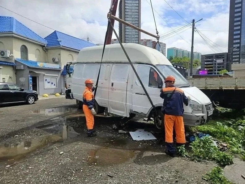Дорожники продолжают очищать улицы Владивостока от брошенных машин.