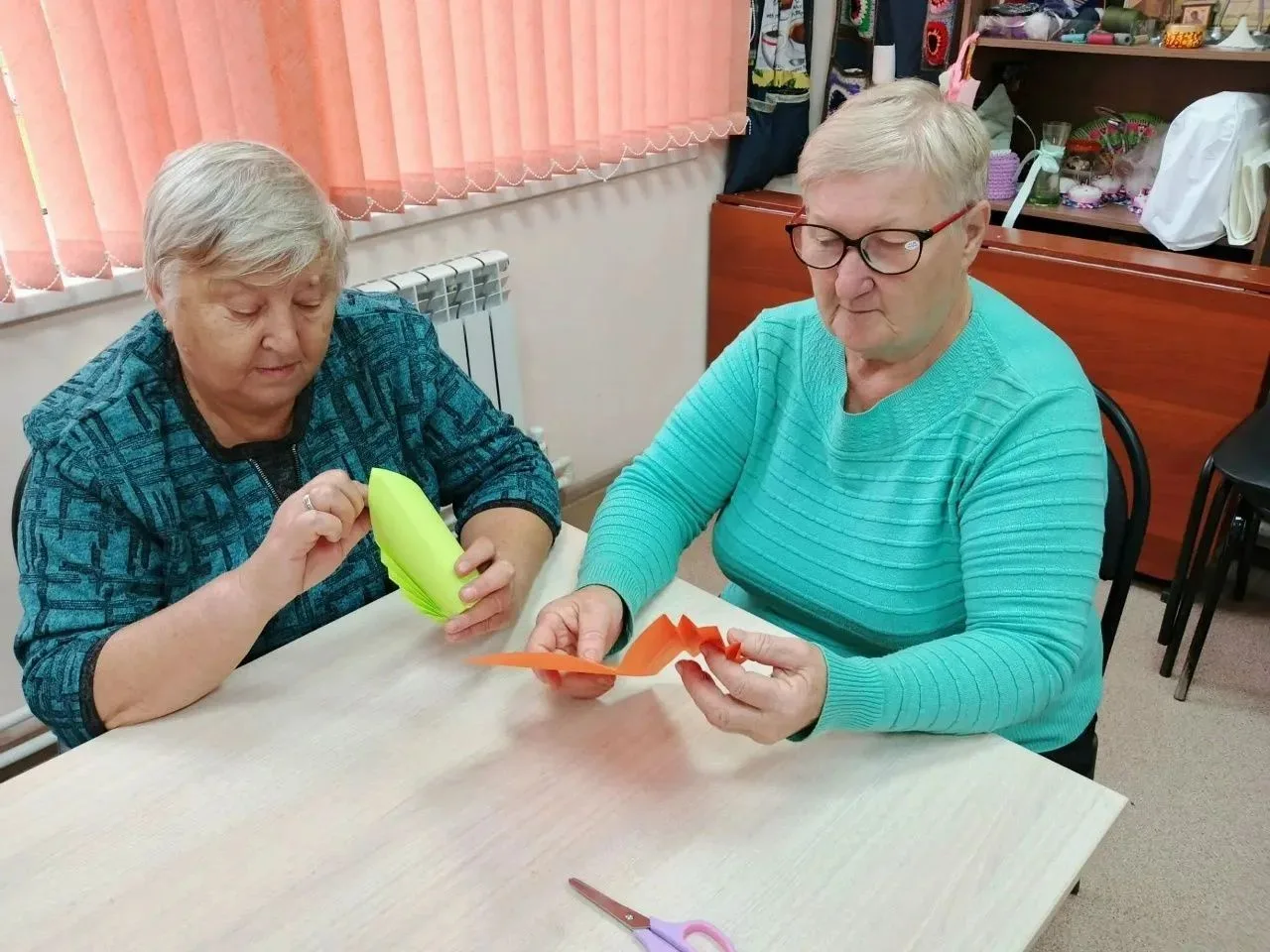 ✨ Мастер‑класс по созданию бумажной вазы завершён — и теперь у каждого есть свой малень...