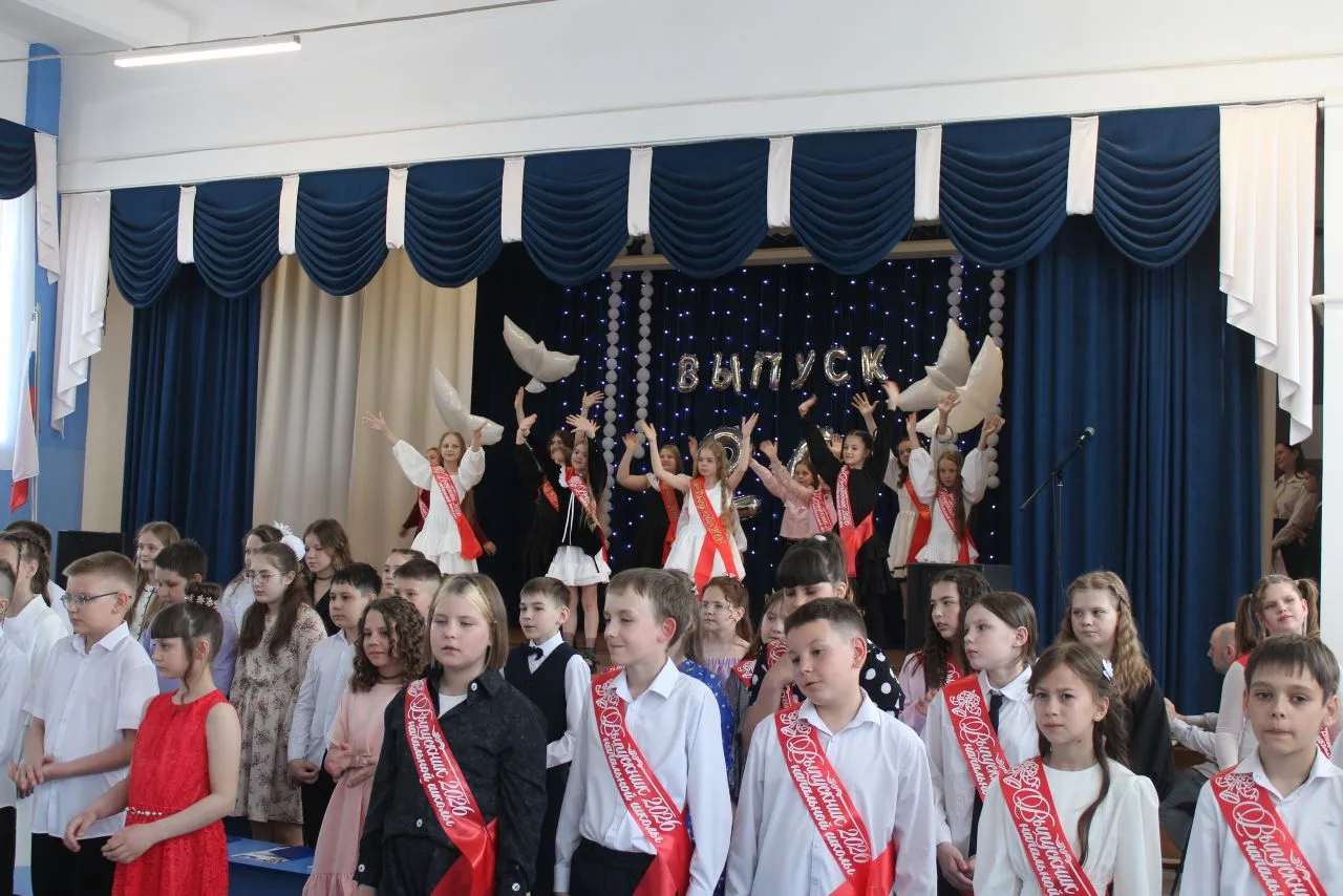 🎓В добрый путь, выпускники! 

🎉 В нашей школе отгремел один из самых трогательных праздников — вып