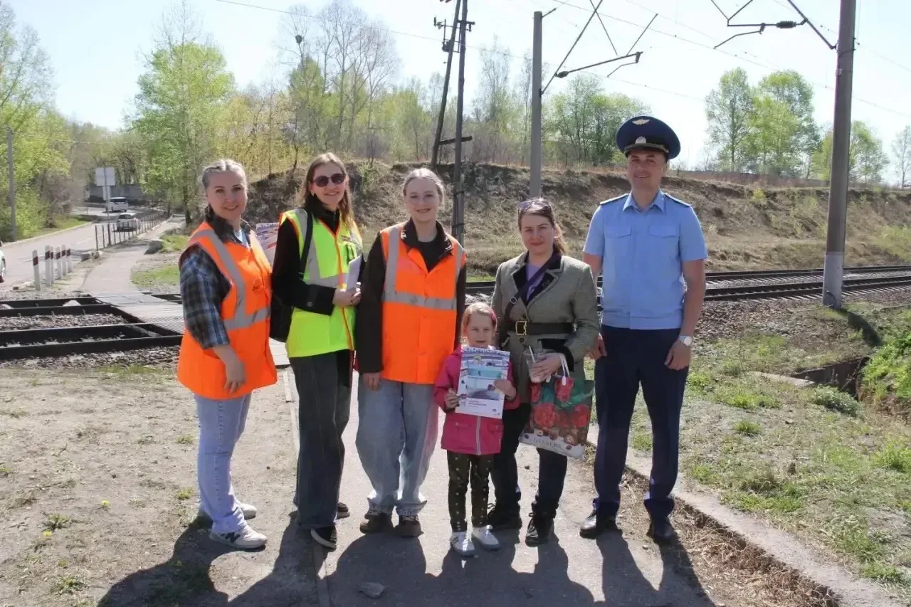 🚉 В Свободном у железнодорожных переходов появились предупреждающие надписи  В городе провели профил