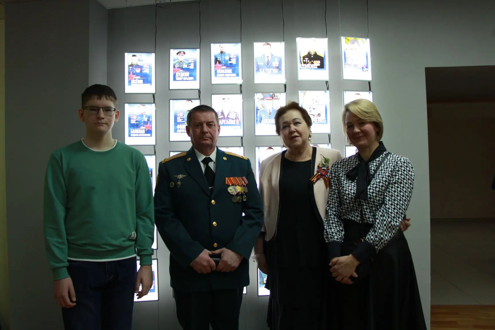 28 февраля в Медико-биологическом лицее открылась экспозиция «СВО: линия жизни и подвига». Это не пр