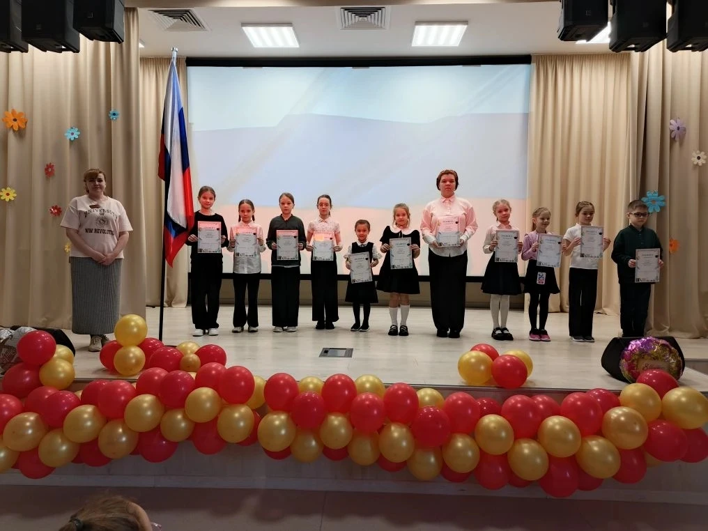 Сегодня в нашей школе (корпус на Феофанова) традиционно прошла еженедельная линейка. 😊За плечами цел