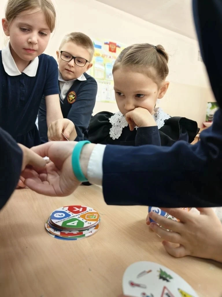Безопасность на железнодорожных путях: урок в игровой форме для 2 «Б» 🚂
