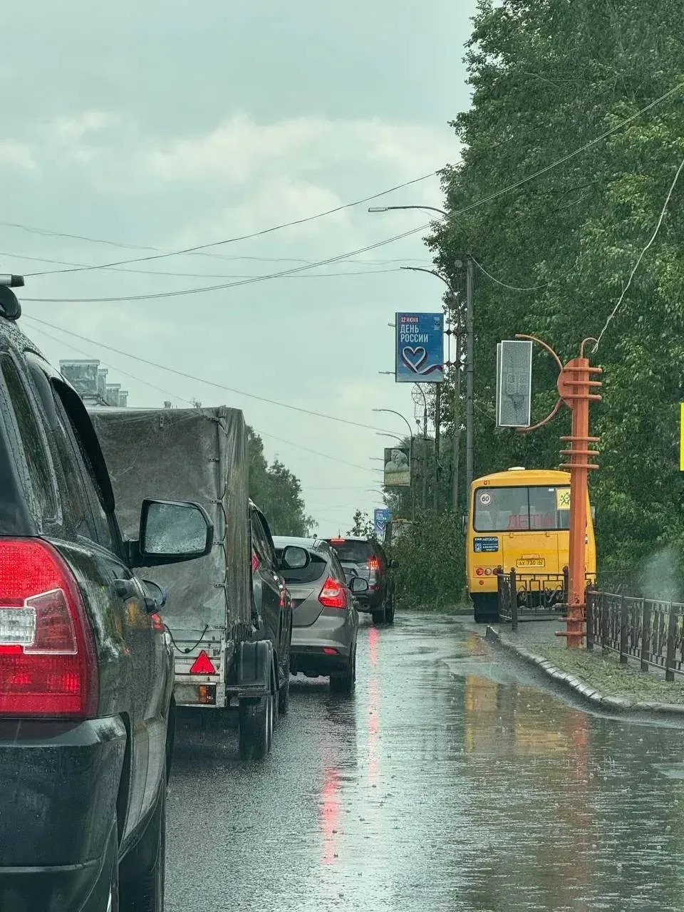 В Калтане ливень повалил дерево на дорогу — рядом затопило супермаркет

Дождь подмыл корни дерева, и