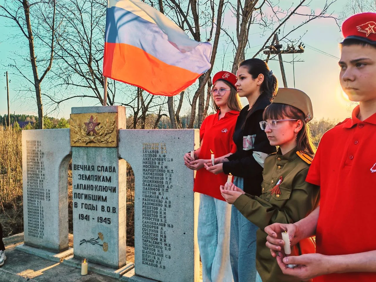 Учащиеся нашей школы зажгли свечи Памяти около мемориала погибшим в Великой Отечественн...