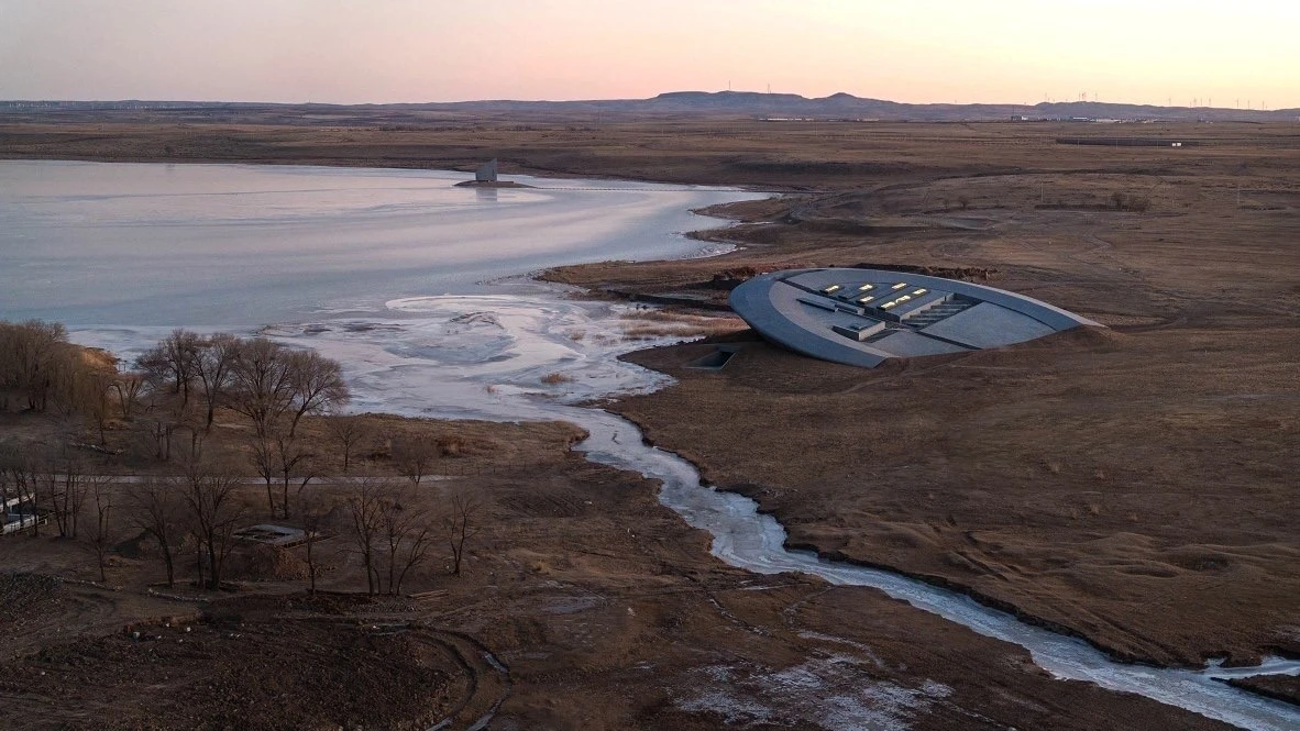 🛸 Во Внутренней Монголии, на берегу озера Лаолихай, стоит «Ковчег прерий» — галерея в ...