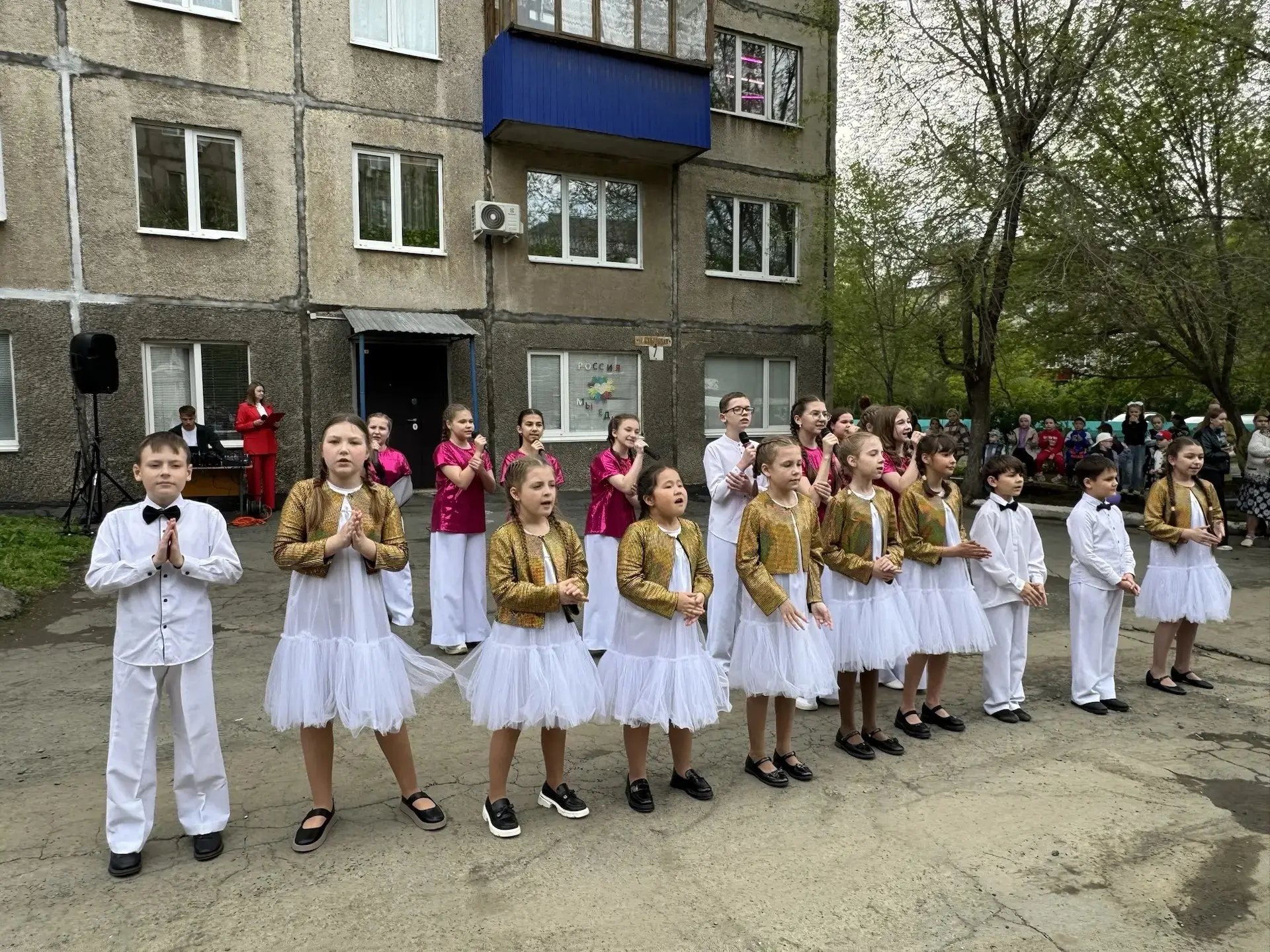 Накануне 81-й годовщины Победы в Великой Отечественной войне во дворах домов по улице К...