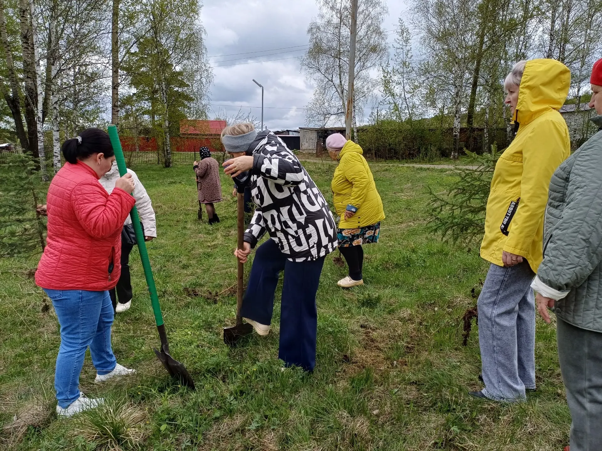 В парке «Юбилейный» посёлка Рудничный провели мероприятие, приуроченное ко Всероссийскому дню посадк