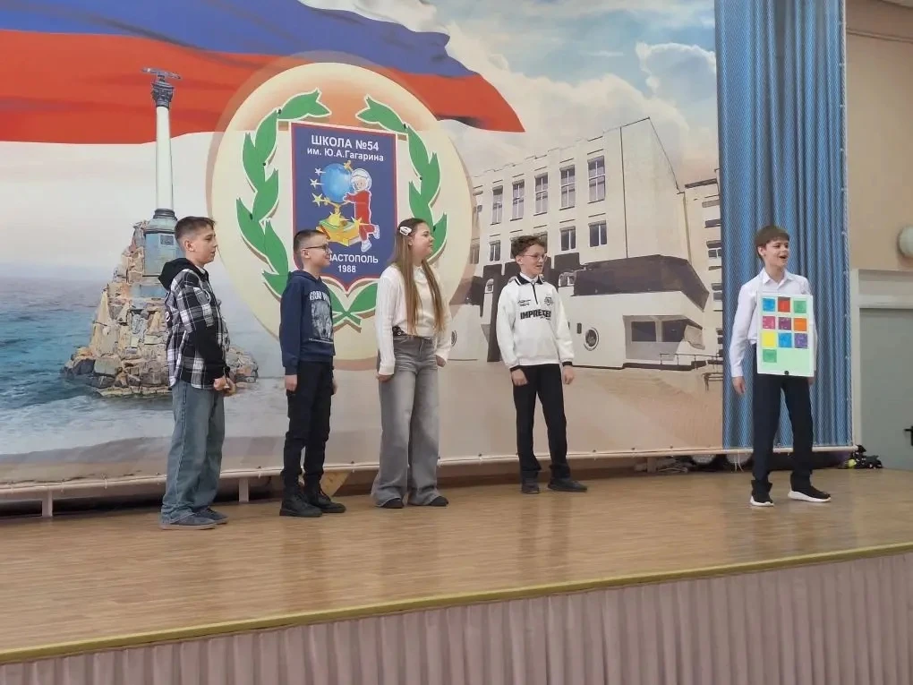 🎭 Размышляем о важном с театральной студией «Закулисье»   📱 Ученики 5-х классов посмотрели постановк