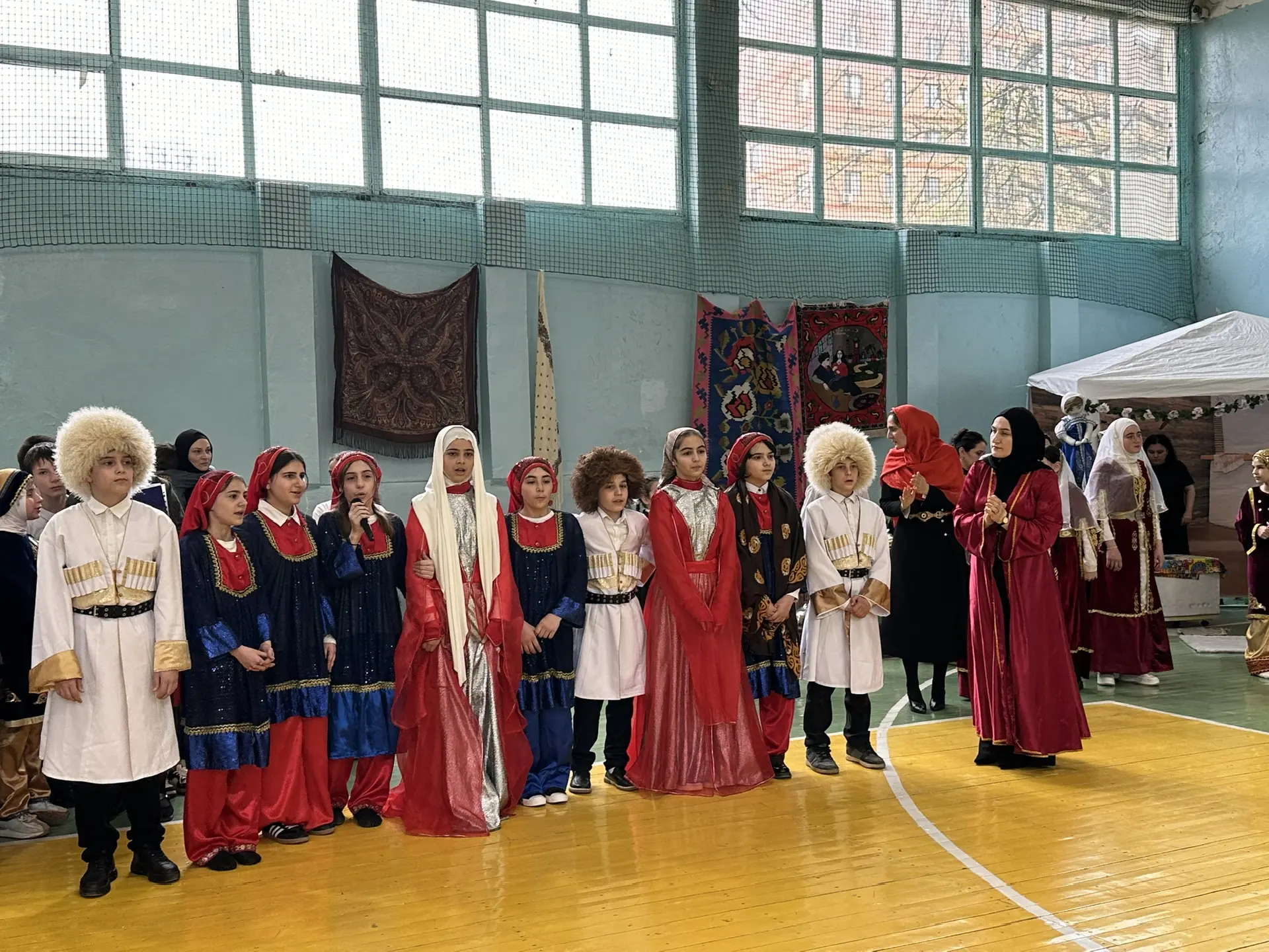 Сегодня в  спортивном зале школы прошло масштабное и колоритное мероприятие «Народов много — Родина 