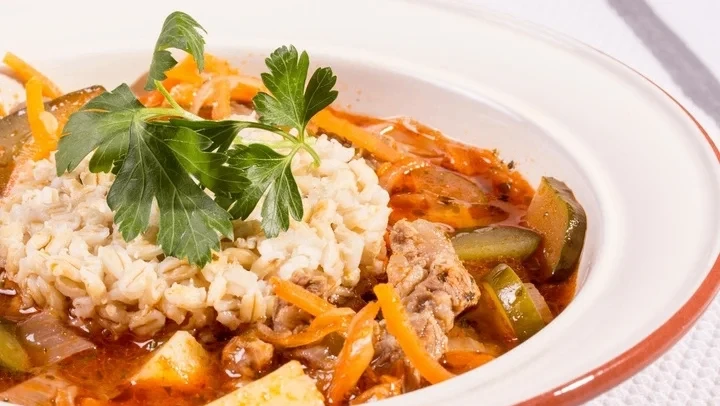 🍲 Рассольник по-старорусски — наваристый суп с говядиной, солёными огурцами, перловкой...