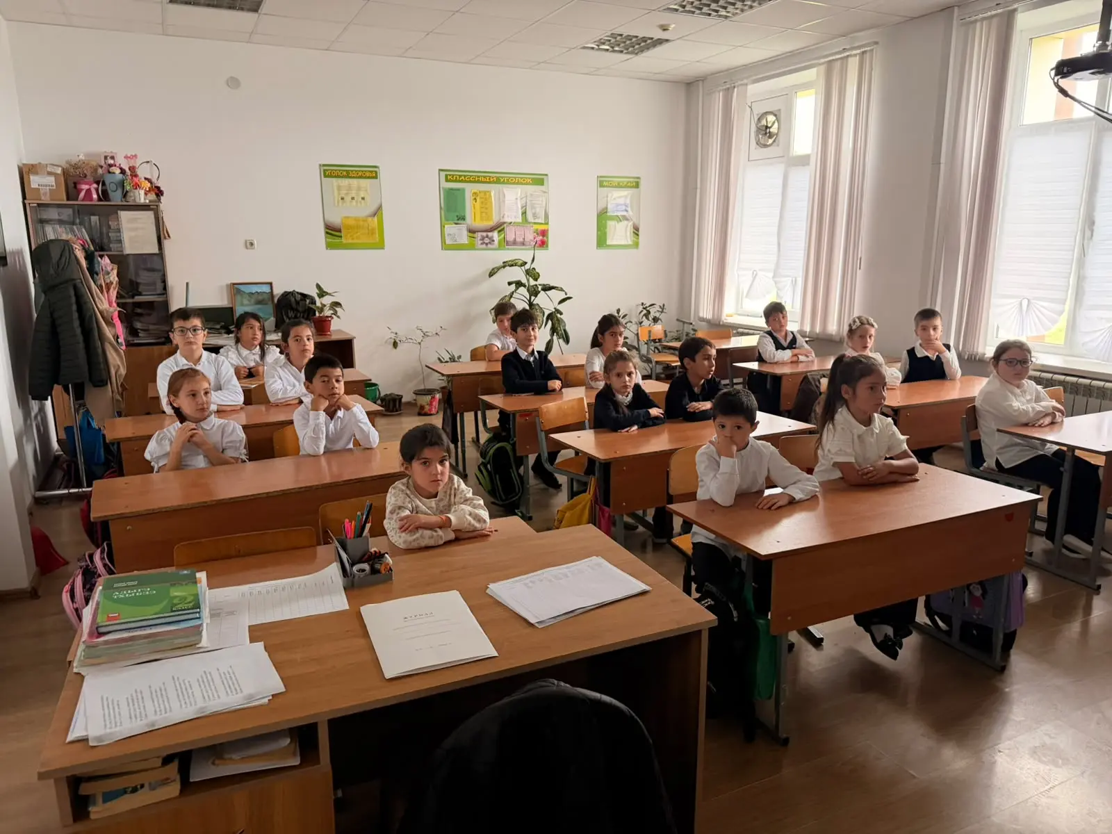 Начало недели знаменуется поднятием флагов под государственные гимны и проведением клас...
