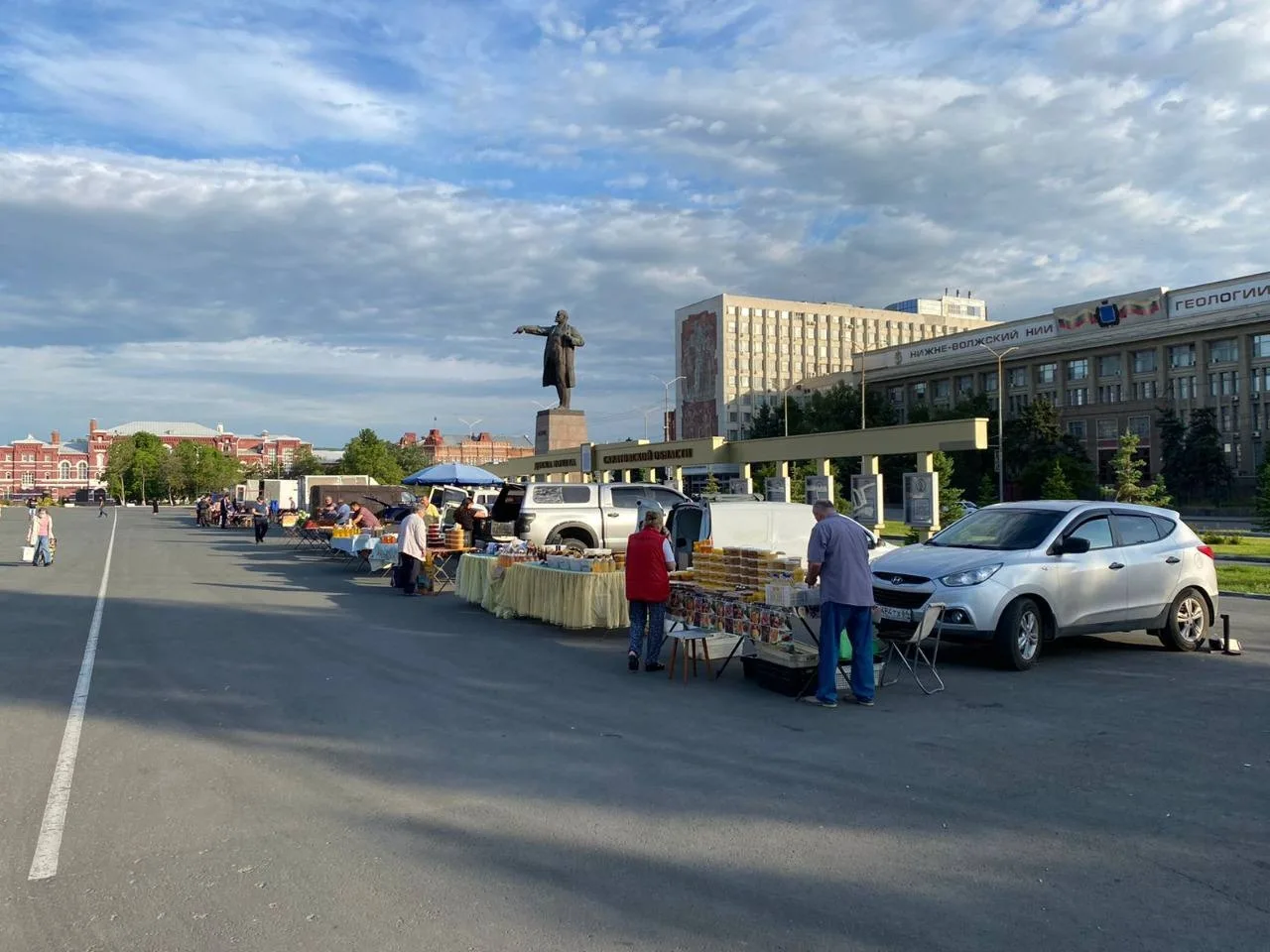 На Театральной площади в Саратове каждый день работает ярмарка