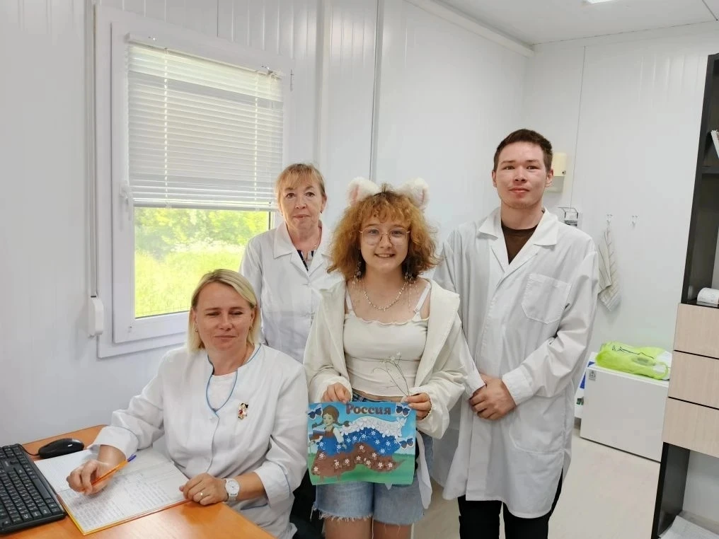 За окном лето, а в наших сердцах — гордость за Россию! 🇷🇺

 В пришкольном лагере прошёл трогательн