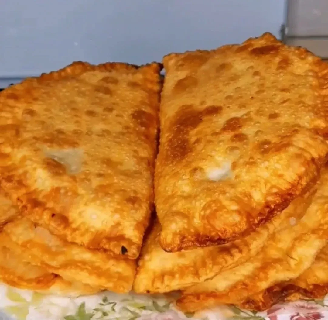 Чебуреки с яйцами, зелёным луком и сыром Очень удачный рецепт. Готовятся чебуреки достаточно быстро.