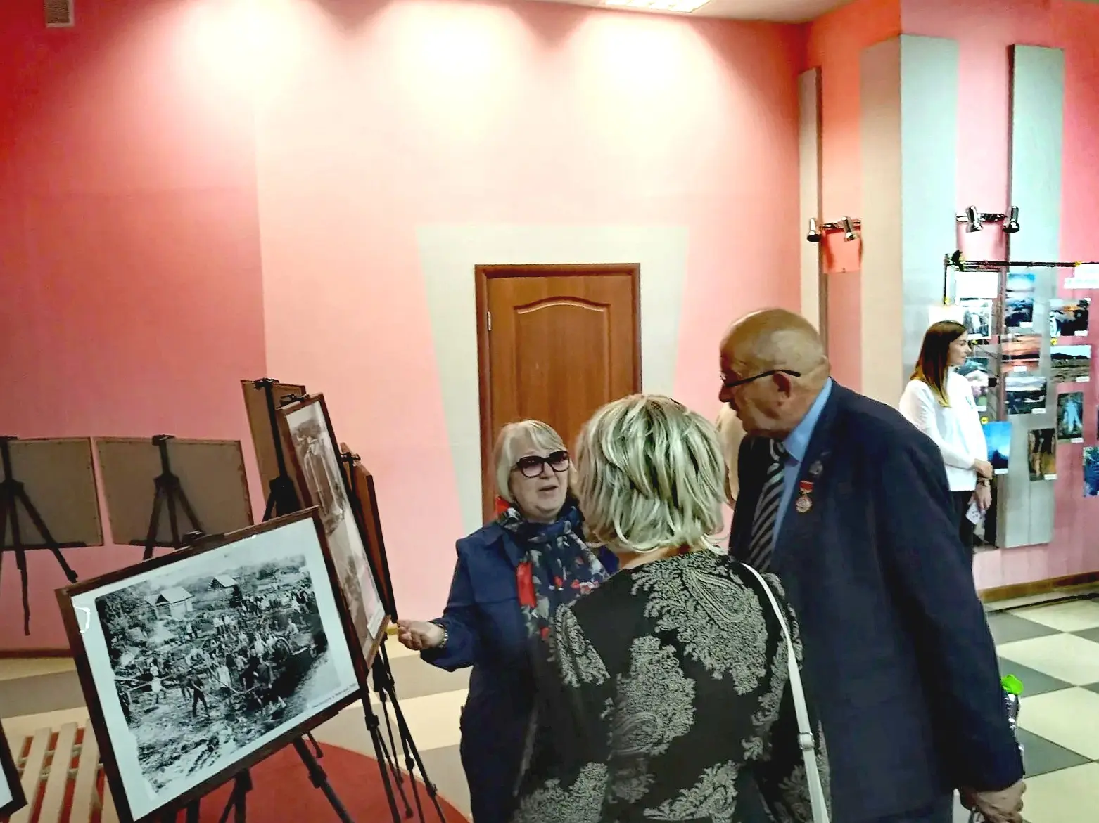 Сегодня к праздничной программе, посвящённой Дню пожилого человека, в фойе Воротынского...