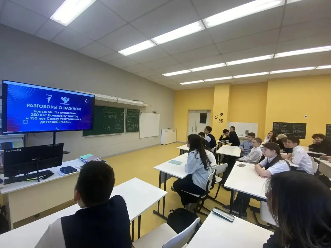 📍 Понедельник в школе «Созвездие»  ✅ Неделя открыта торжественной линейкой с выносом флага и исполне