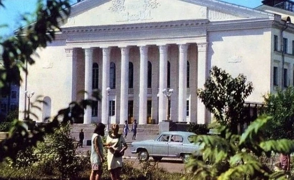 У "Дворца Культуры Авиастроителей" 1969_й год....