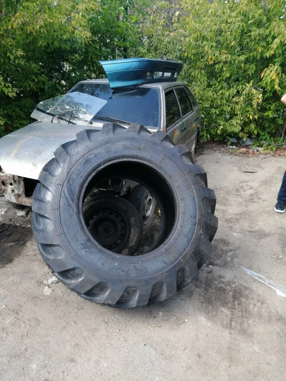 Доставили очередной заказ шин на экскаватор-погрузчик JCB/TEREX 📦