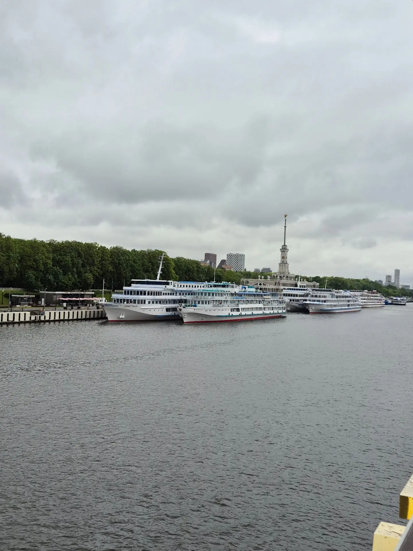 Мне кажется, что речные круизы - это очень русский тип путешествия.

Мимо тебя величественно проплыв