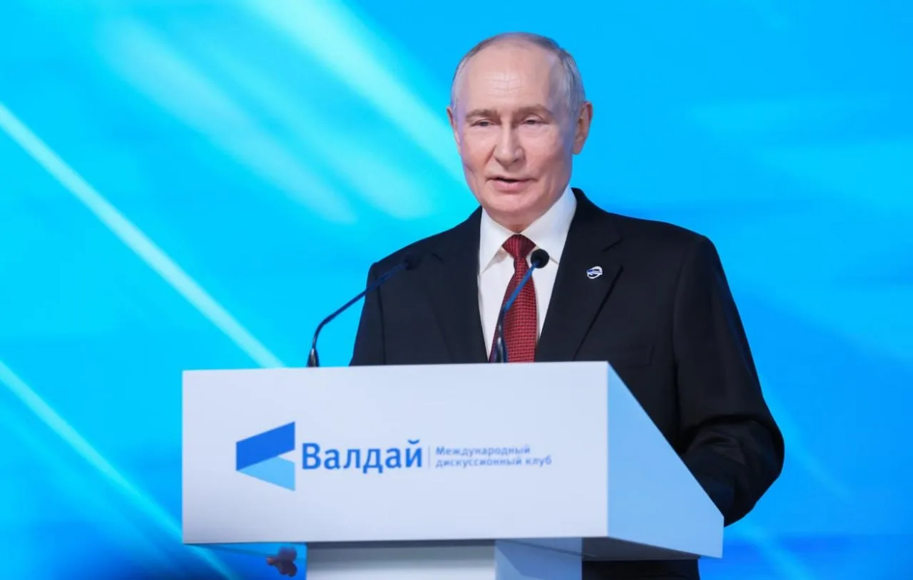 Владимир Путин выступил на пленарной сессии XXIII ежегодного заседания Международного д...
