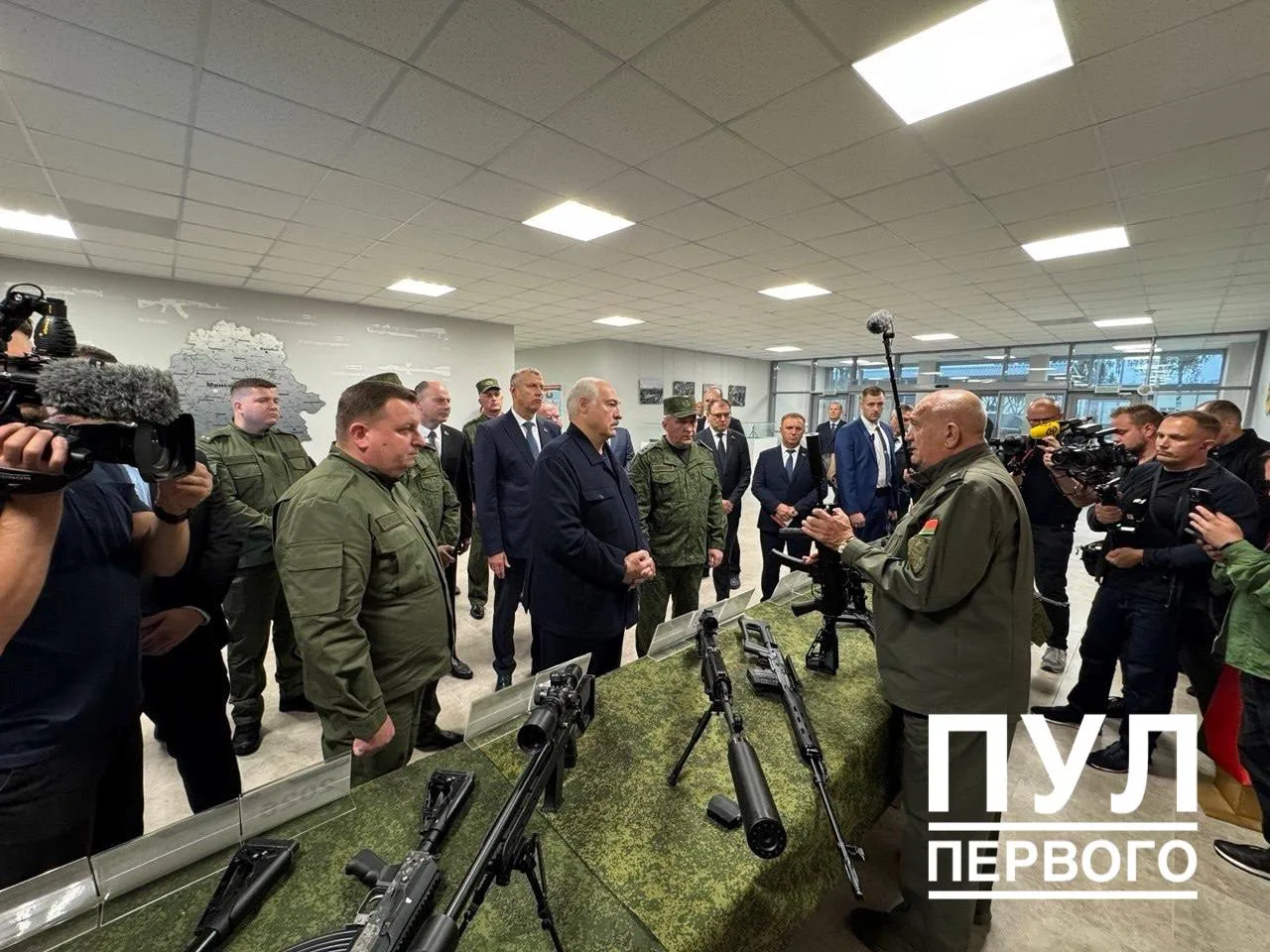 🇧🇾Лукашенко подарили первый белорусский автомат