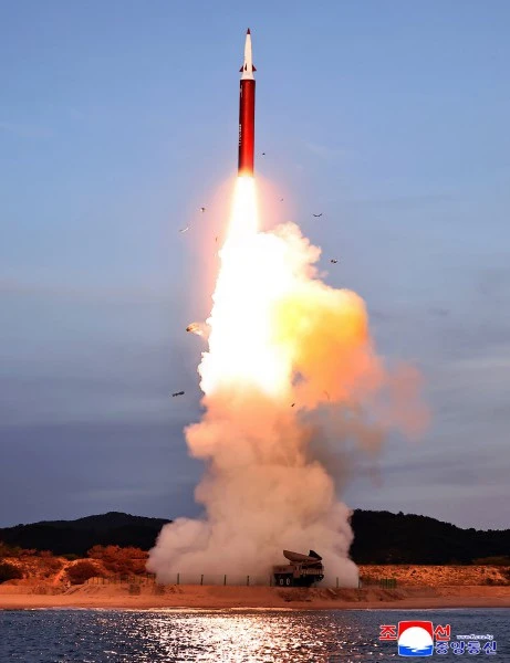 🇰🇵 Гиперзвуковая ракета КНДР поразила цель на расстоянии 1 тыс. км в ходе учений в Яп...