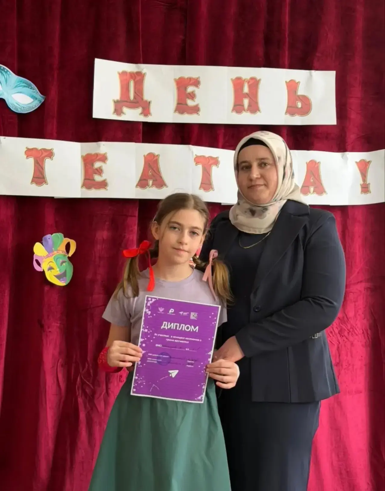 🎉 День театра: Конкурс костюмов зажёг яркие огни! 🎉 В рамках празднования Дня театра наш школьный те