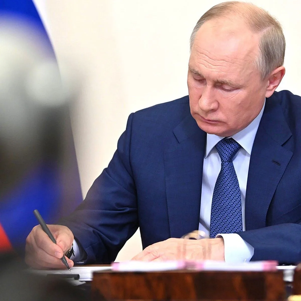Президент России Владимир Владимирович Путин подписал указ о назначении выборов депутат...