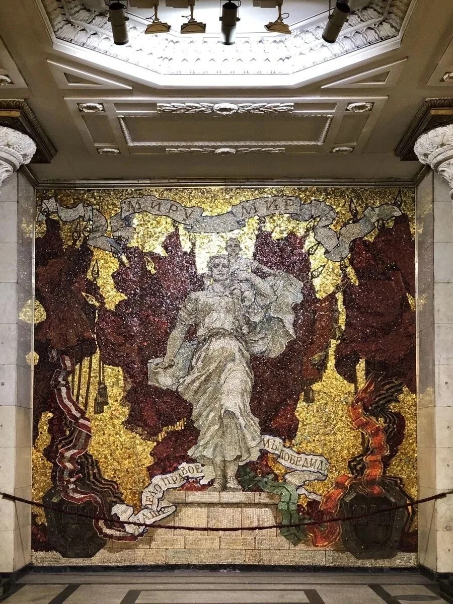 Красивейшая мозаика петербургского метрополитена 🧩
 
👉Автово 
Станцию украшает мозаичное панно, по