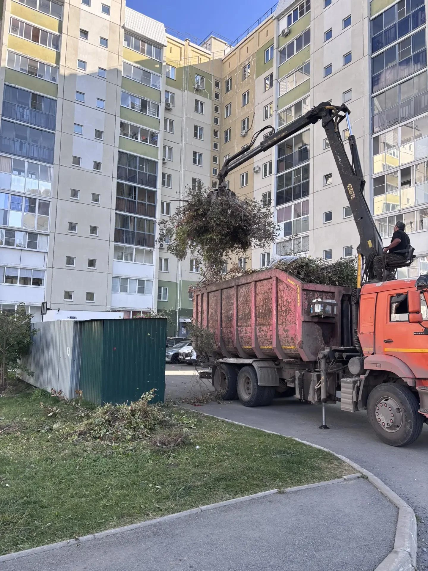 Силами сотрудников ООО Горизонты выполнена формовочная и санитарная обрезка кустарников...