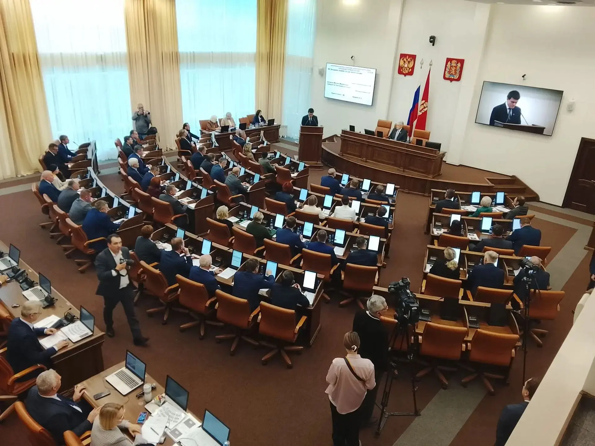 Началась первая сессия Законодательного Собрания края вновь избранного созыва.
