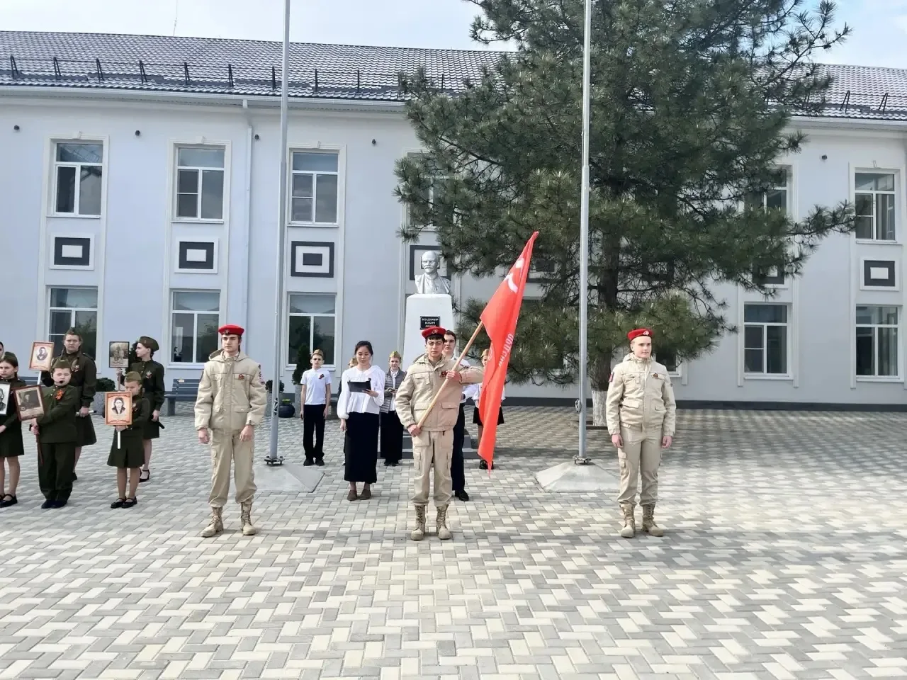 Сегодня в  нашей школе прошла  значимая акция «Школьный  Бессмертный полк».