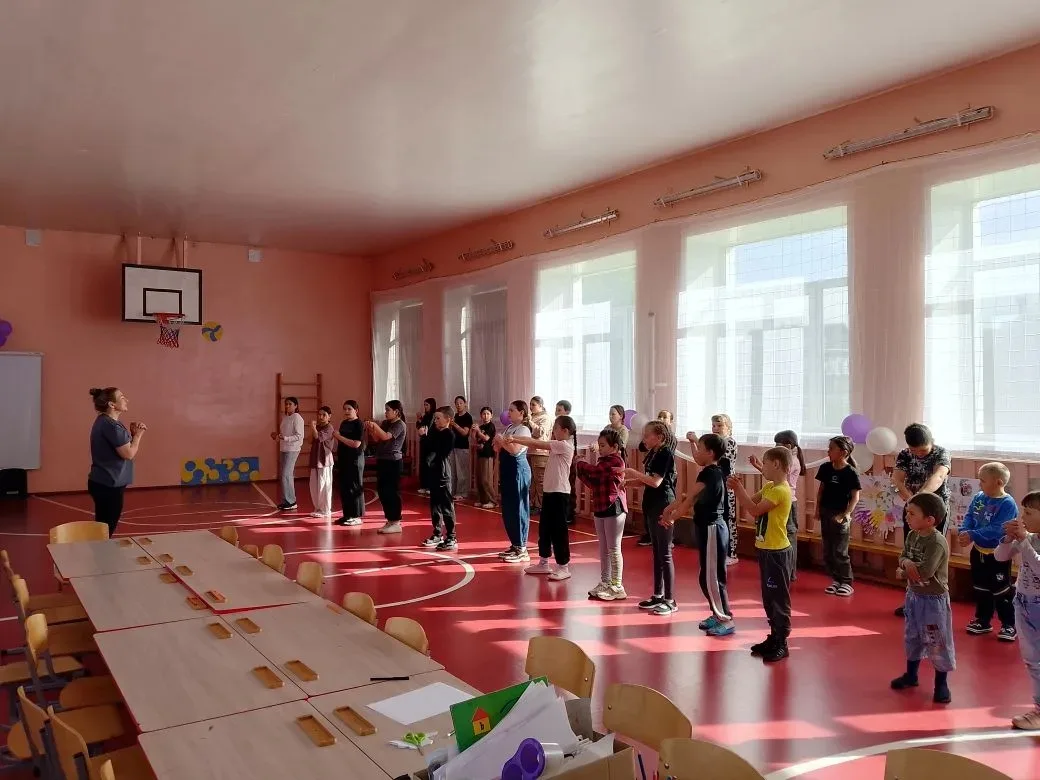 Летний детский лагерь💫💥☀️🥍⚽️⚾️
День третий. 
 Орлята России начали день с весёлой зарядки. В тече