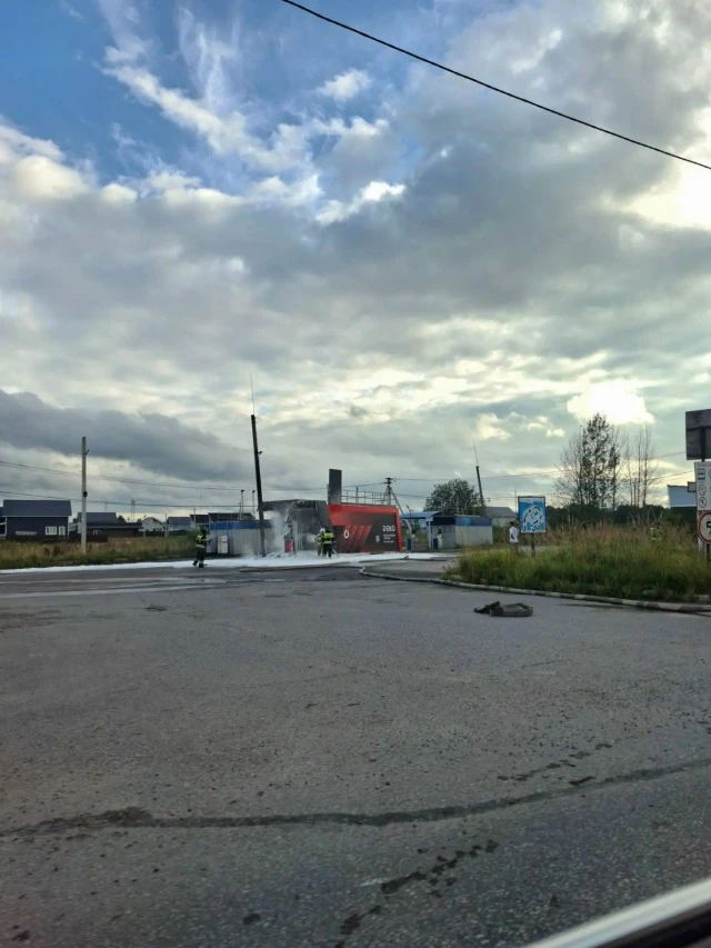 Заправка между Поркузи  и Красным Бором в Тосненском районе сгорела.