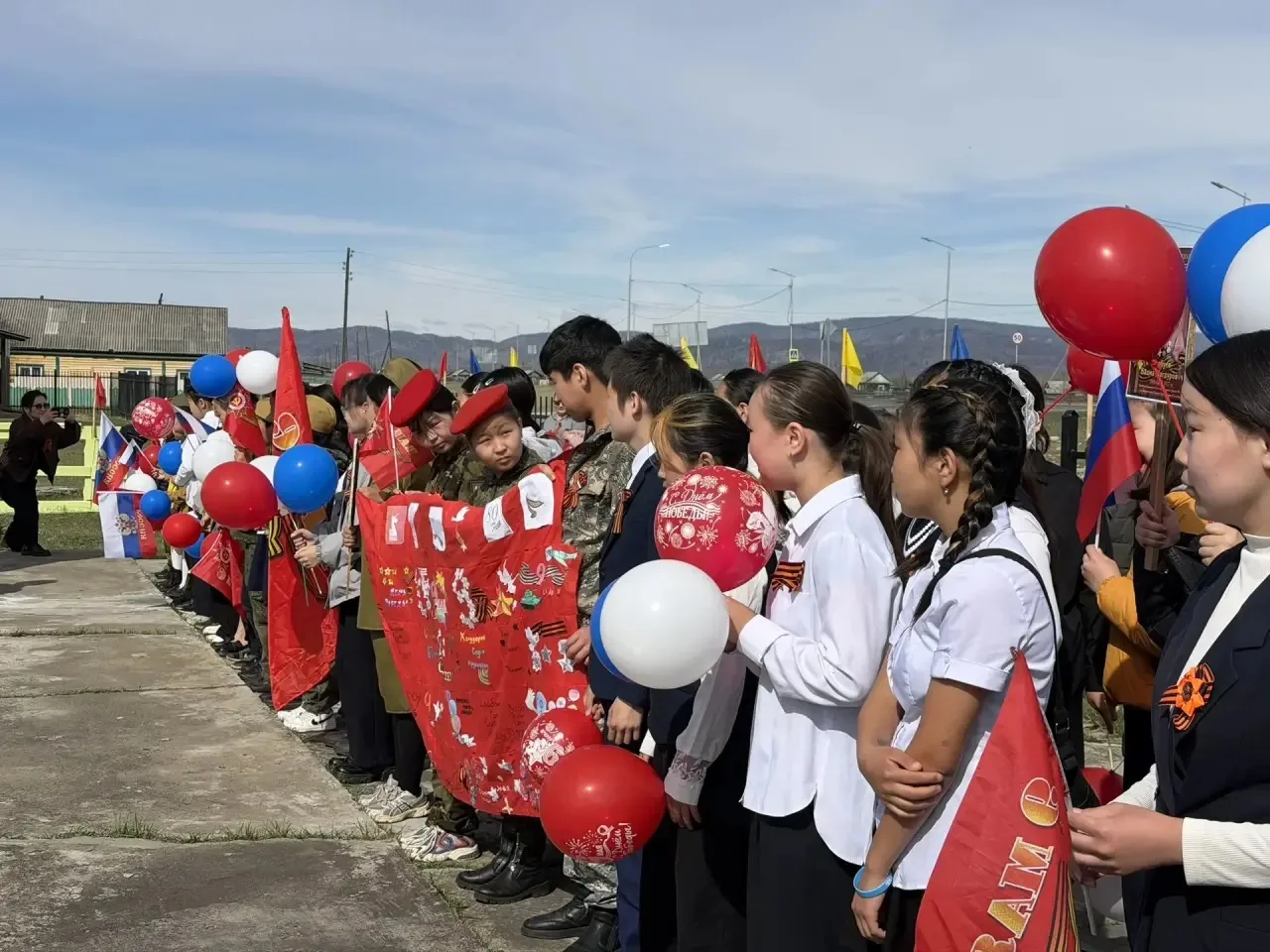 🕊️ 9 мая в нашем селе прошёл торжественный митинг, посвящённый Дню Великой Победы.

Этот день по-на