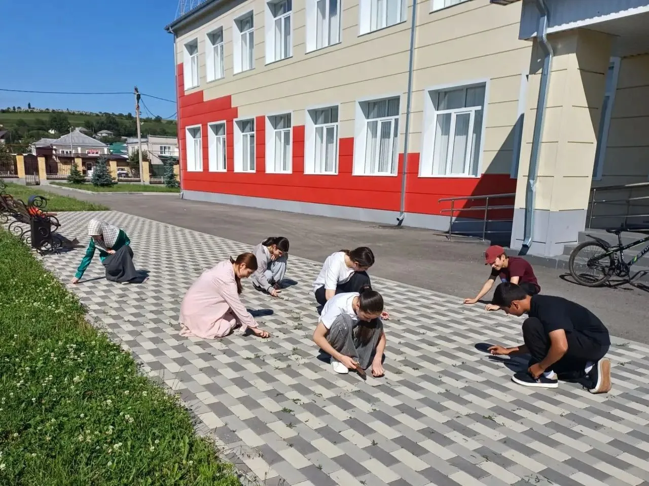🌞 Лето с пользой: трудовая практика в школе!
Трудовая практика 7 а класса продолжается...

🧹🪣 Пят