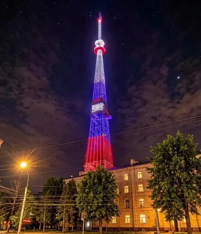 🇷🇺Сегодня, 22 августа, в День Государственного флага на медиафасаде телебашни на Мичу...