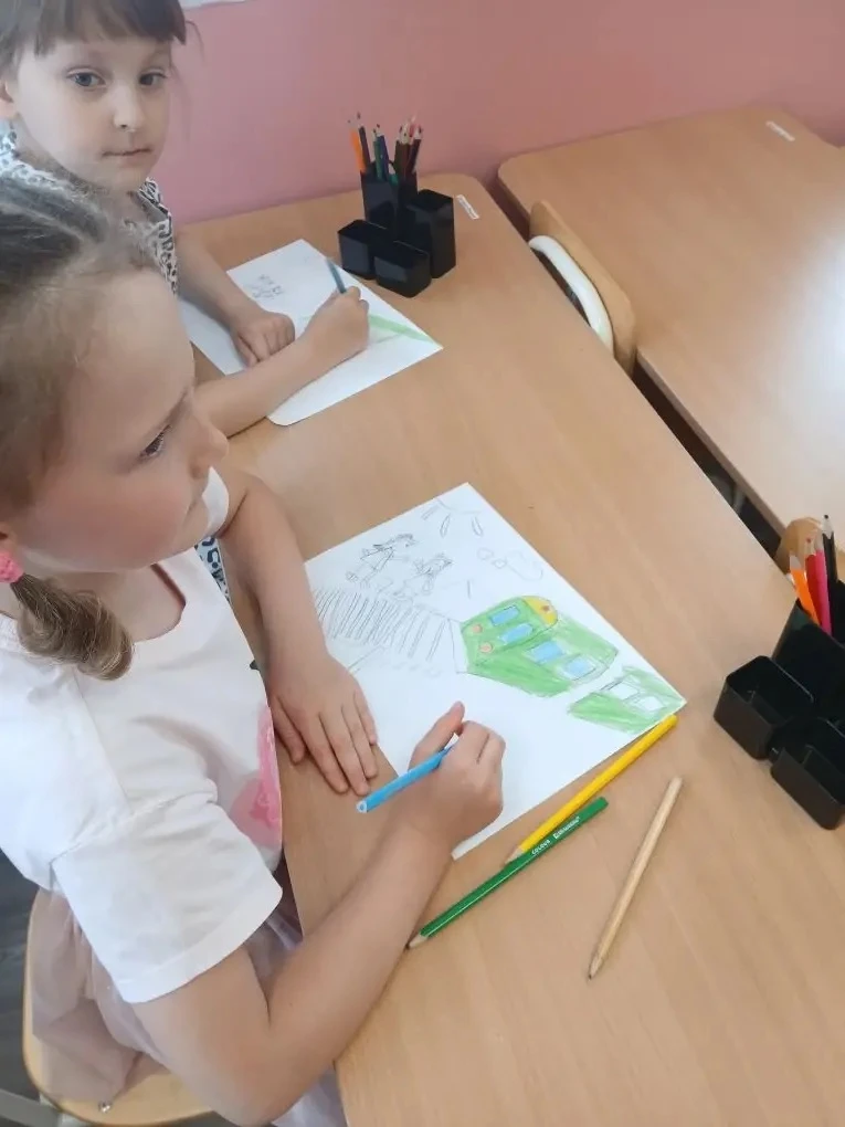 🎨 Рисуем безопасность: «Уступи дорогу поездам!»
В старшей группе прошло творческое занятие на важну